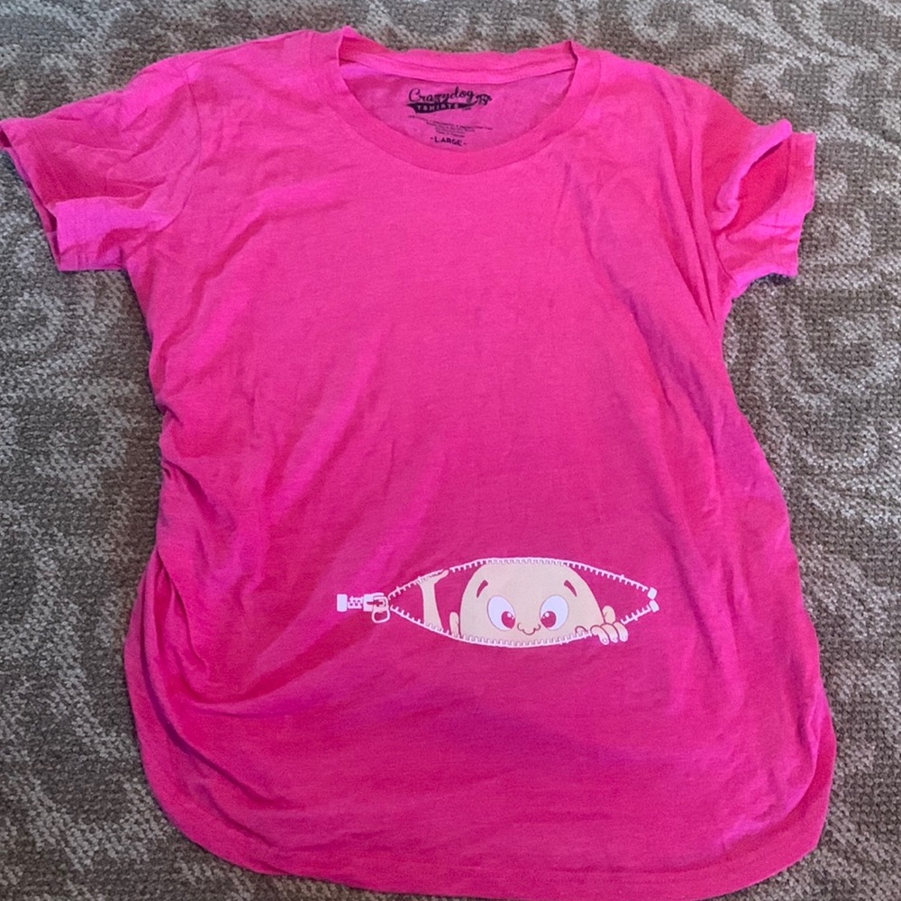 Cute shirt for an expecting mother. It was only worn once for a picture. Sz L